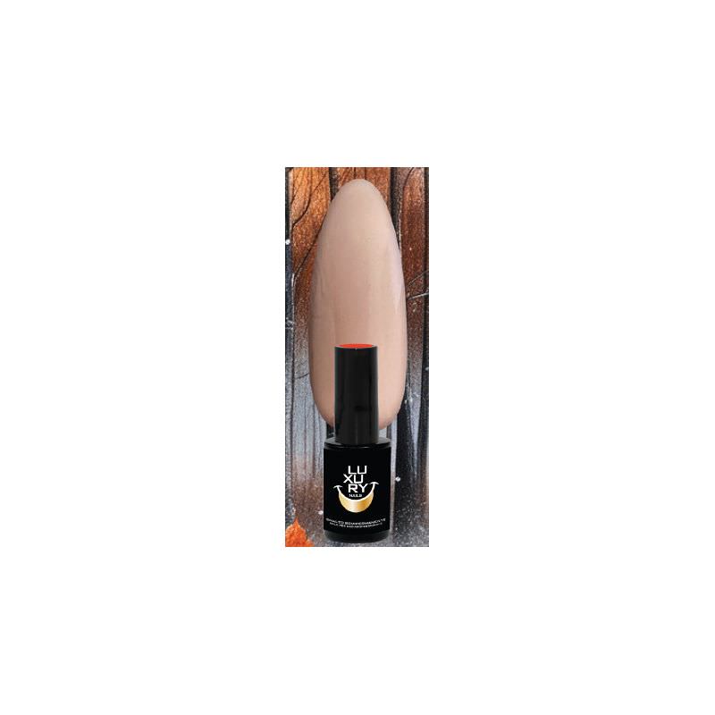 Sublimez vos manucures avec une pose de vernis semi-permanent Luxury Nails : des couleurs éclatantes, une tenue impeccable jusqu