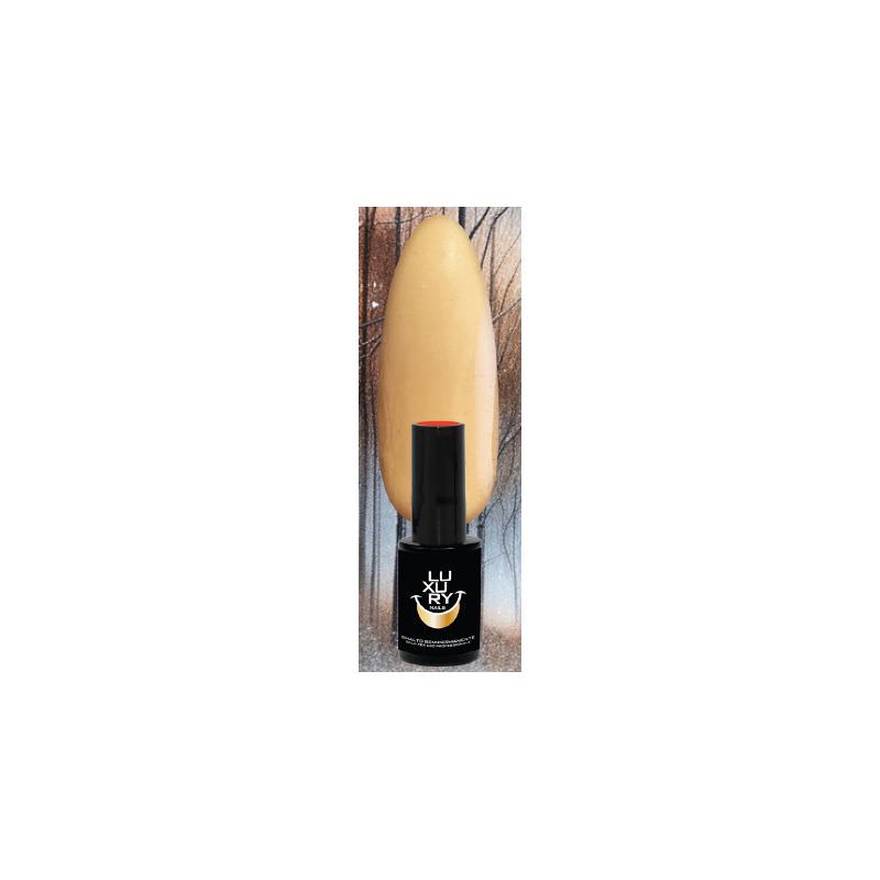 Sublimez vos manucures avec la collection CHIC & GLOSSY de Luxury Nails en Noisette Clair